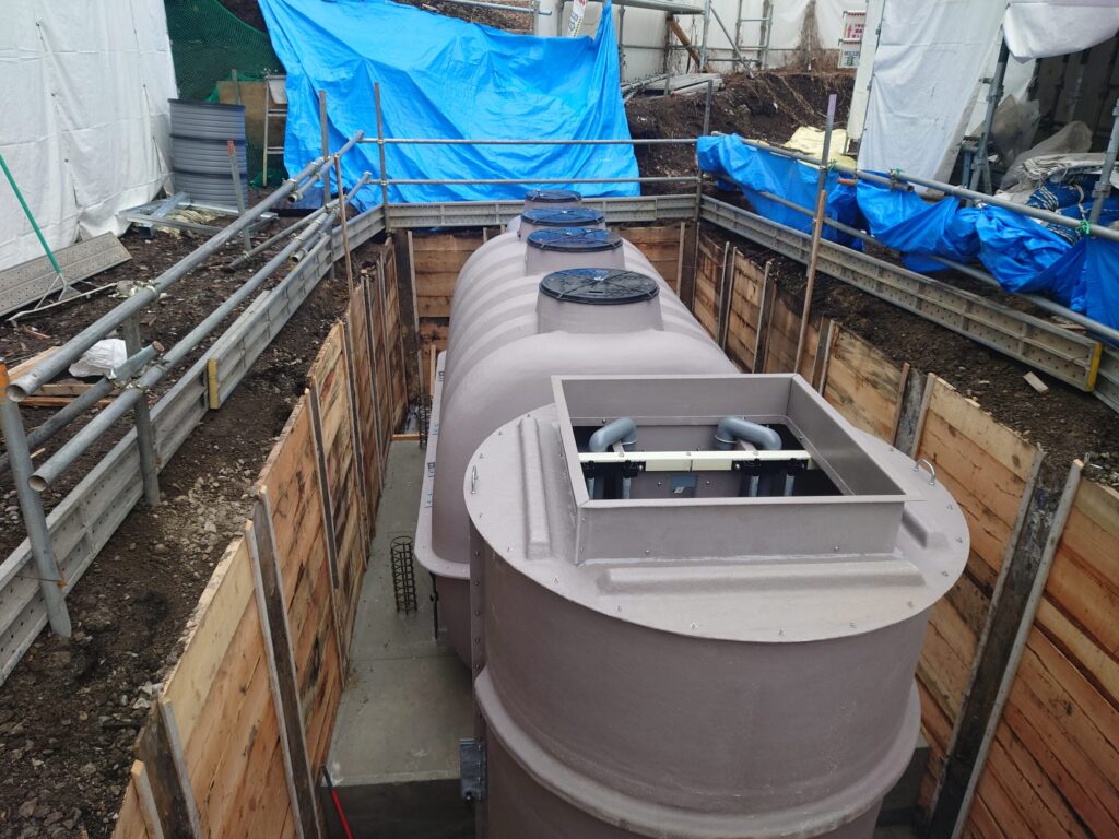 35人槽浄化槽と原水ポンプ槽と排水ポンプ槽の設置状況